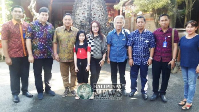 Ket foto : Siswa SD Mahardika Denpasar, AA Ayu Indira Maharani saat bertatap muka dengan Walikota Denpasar, IB rai Dharmawijaya Mantra di kediaman Walikota Denpasar, Sabtu (25/8).