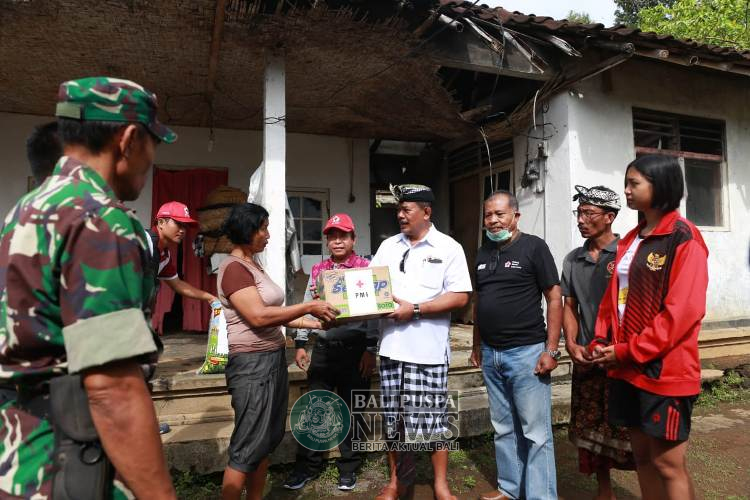 Wabup Kasta Serahkan Bantuan Kepada Warga Kurang Mampu di 