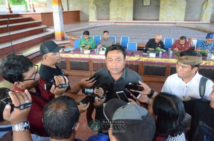 I Nyoman Parta politisi Asal Desa Guwang, Kecamatan Sukawati saat bertemu para Pendamping Desa Profesional dan praktisi desa se-Bali di Wantilan Gedung DPRD Propinsi Bali, Selasa