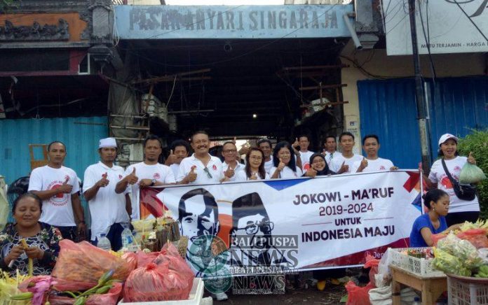 Relawan Jenggala Center Bali usai blusukan di Pasar Anyar Singaraja.