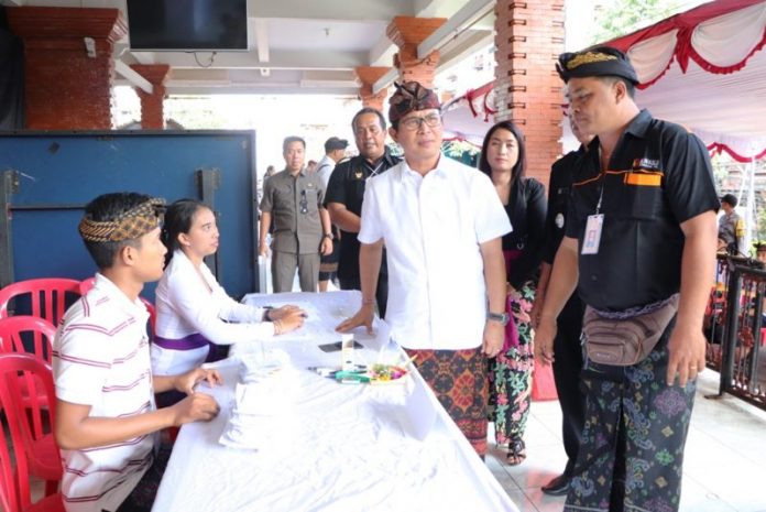Sekda Badung I Wayan Adi Arnawa memimpin Tim Kabupaten Badung melakukan pemantauan pemungutan suara ke sejumlah TPS di wilayah Badung, Rabu (17/4)