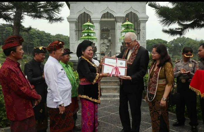 Penyerahan sertifikat keanggotaan oleh Sekretaris General Organization of World Heritage City, Mr. Denis Ricard.