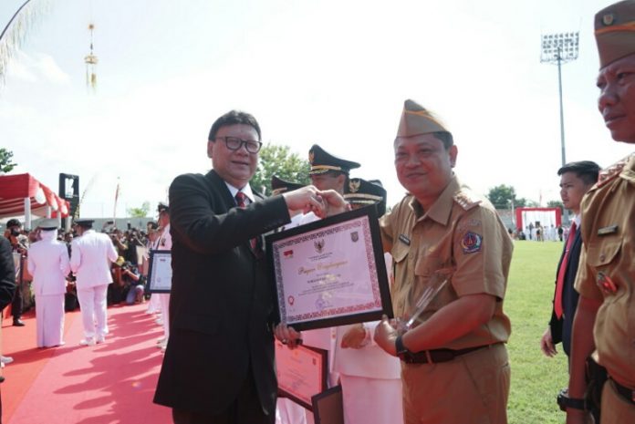 Ket foto : Walikota Denpasar, IB Rai Dharmawijaya Mantra saat menerima penghargaan atas prestasi kinerja tertinggi LPPD yang diserahkan oleh Menteri Dalam Negeri RI, Tjahyo Kumolo di di Stadion Diponogoro, Banyuwangi, Kamis (25/4).