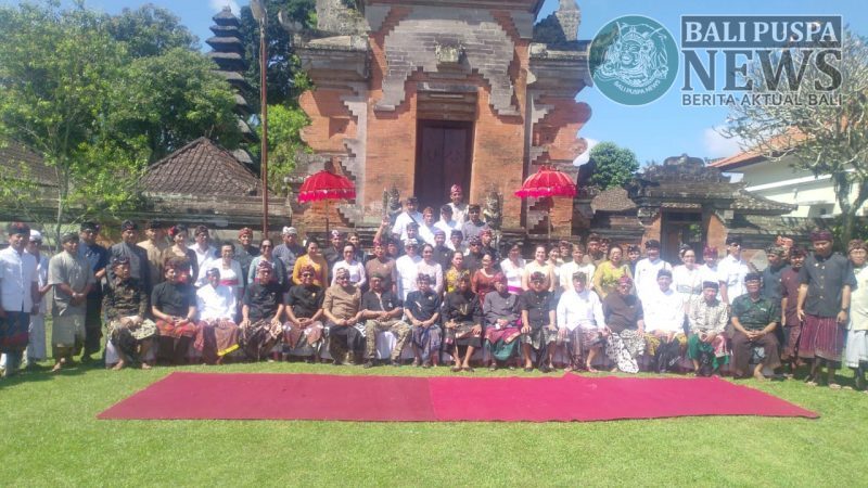 Ratusan tokoh yang terdiri dari tokoh puri dan para pengabih puri sajebag Bali menggelar paruman di Puri Gede Penebel, Tabanan.