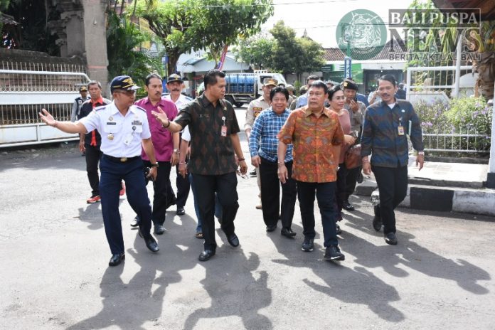 Ket: Sekretaris Daerah Kota Denpasar, AAN. Rai Iswara didampingi Kadis Perhubungan Kota Denpasar Ketut Sriawan, Kasat Pol-PP Dewa Anom Sayoga, Kadis Kesehatan Luh Putu Sri Armini, Camat Denut Nyoman Lodra serta unsur dari Kepolisian dan TNI memantau operasional Pos Terpadu jelang Hari Suci Idul Fitri 1440 Hijriah Tahun 2019 yang dipusatkan di Areal Terminal Ubung Denpasar pada Senin (3/6)