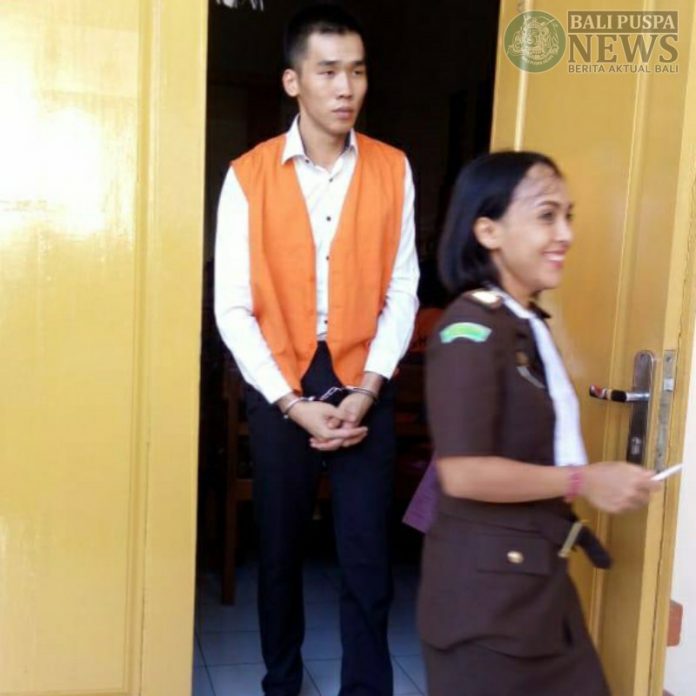 Terdakwa Wilson memasuki ruang sidang.