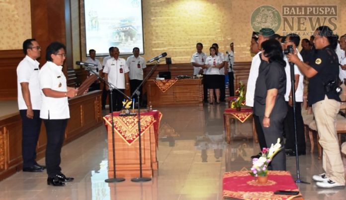 Bupati I Nyoman Giri Prasta melantik Badan Permusyawaratan Desa se-Badung untuk masa jabatan 2019-2025, di Puspem Badung, Rabu (19/6).