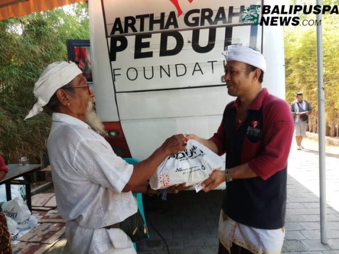 Penyerahan sembako murah