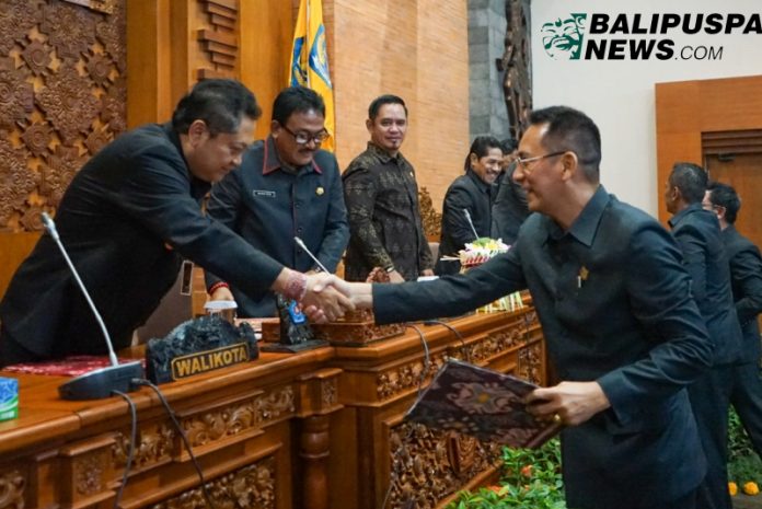 Ket foto : Walikota Denpasar, IB Rai Dharmawijaya Mantra saat Pembukaan Sidang Paripurna ke-9 DPRD Kota Denpasar Tahun 2019 di Gedung DPRD Kota Denpasar, Senin (8/7).