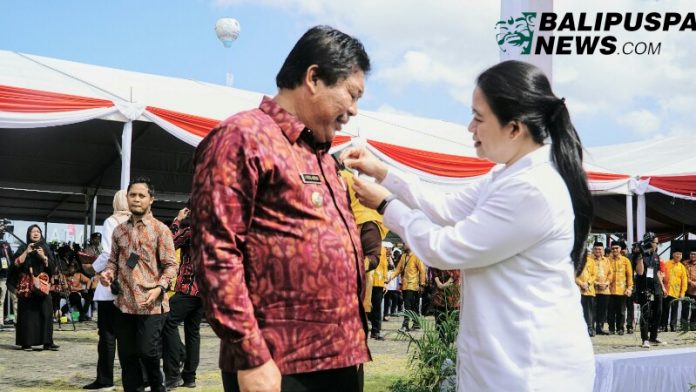 Penghargaan Satya Lencana Pembangunan dari Presiden Republik Indonesia yang diserahkan Menko PMK Puan Maharani.