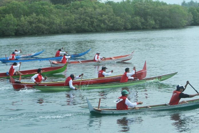 Sampan beradu cepat di sungai Samblong