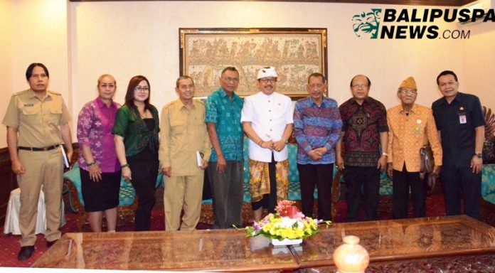 Wagub Cok Ace saat menerima Ketua DPD LVRI Bali I Gusti Bagus Saputra beserta jajaran di ruang kerjanya, Selasa (9/7/2019).