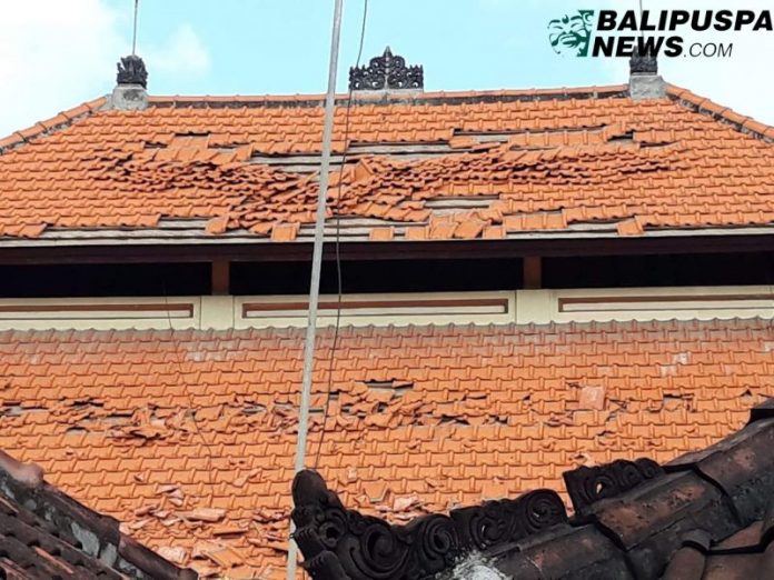 Gempa menghancurkan atap Kutuh Br. Jaba Pura dan Br. Petangan