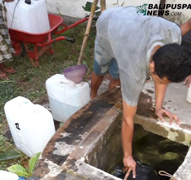 Warga Desa Nawakerti sedang ambil air dari dalam cubang
