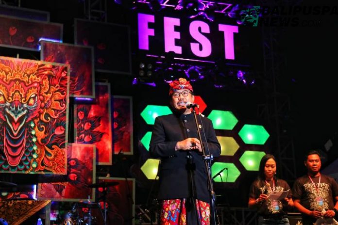 Wakil Gubernur Bali Tjokorda Oka Artha Ardana Sukawati (Cok Ace) membuka Bangli Industri Kreatif (BIKA) Festival di Lapangan Mudita, Bangli , Jumat (30/8)