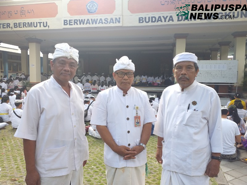 Ketua Komite Ketut Sutrawan (kiri) Kepala Sekolah SMPN 8 Denpasar I Wayan Murah, S.Pd.(tengah) dan Korda PSN Dentim Drs. I Wayan Budiasa, M.Si., (kanan).