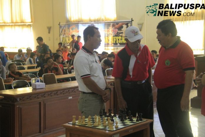Bupari Artha saat meninjau perlombaan catur.