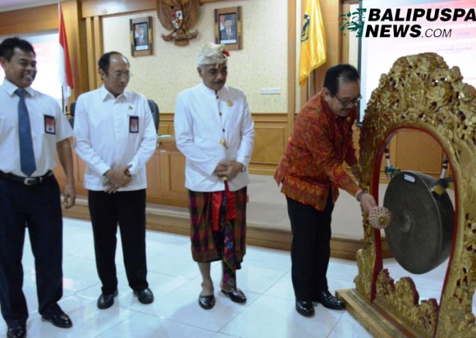 Wakil Gubernur Bali Tjokorda Oka Artha Ardhana Sukawati (Cok Ace) saat membuka Lokakarya Forum Kader Desa Peduli AIDS (KDPA) Bali, di Badan Pengembangan Sumber Daya Manusia (BPSDM) Bali, Rabu (4/9).