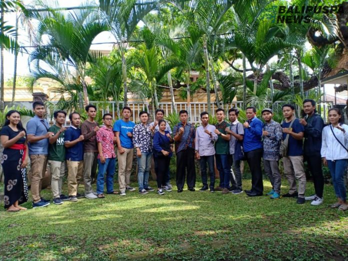 Kasat Intelkam Polresta Denpasar Kompol Anak Agung Oka Kusuma dan anggotanya bertatap muka dengan 14 mahasiswa di Denpasar, Kamis (26/9/2019). 