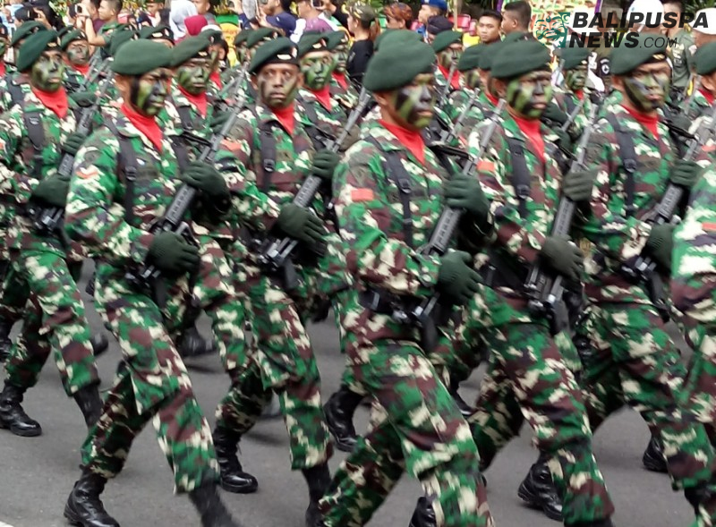 Pasukan TNI saat HUT TNI ke-74 menjelang Apel di Lapangan Niti Mandala Renon, Sabtu (5/10).