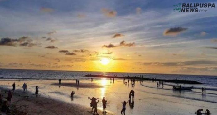 Pantai Kuta Badung selalu menjadi primadona wisatawan saat pergantian tahun