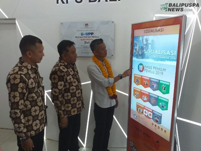 Anggota KPU RI Wahyu Setiawan (baju putih) didampingi Ketua KPU Bali DW Agung Gde Lidartawan dan Komisioner KPU I Gede John Darmawan saat mencoba fasilitas E-RPP.