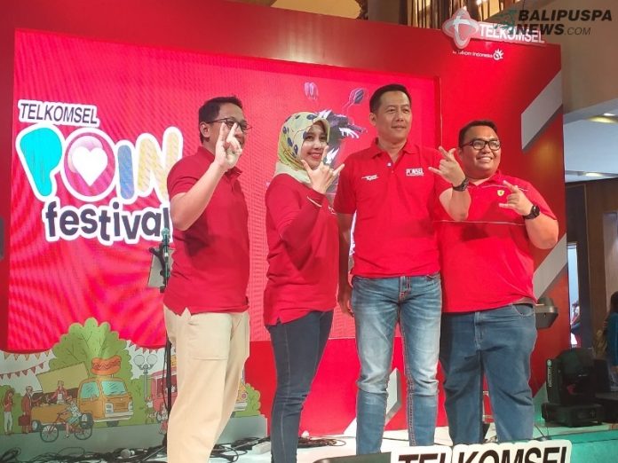 GM Consumer Sales Region Bali Nusra, Anandoz Bangsawan (dua dari kanan) saat jumpa pers dengan awak media saat penutupan Telkomsel Poin Festival 2019.