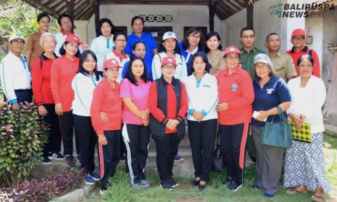 Wakil Ketua TP PKK Provinsi Bali Ny. Putri Hariyani Sukawati terjun langsung untuk melakukan monev ke rumah percontohan HATInya PKK milik Ketut Mudita dan Wayan Sulastri, pada Senin (2/12)