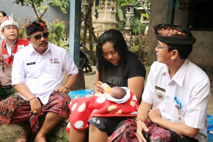 Wakil Bupati Klungkung, I Made Kasta bersama Forum Koordinasi Pimpinan Kecamatan Klungkung dan PMI Klungkung mengunjungi bayi Ni Ketut Cempaka