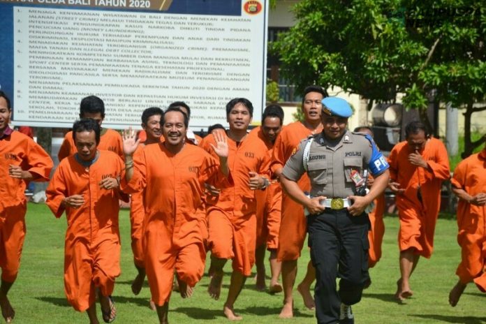 Tahanan Polres Gianyar diajak senam kebugaran untuk jaga kekebalan tubuh dari virus corona