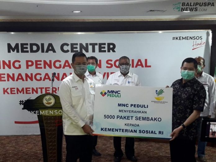 Mensos Juliari P. Batubara menerima bantuan paket sembako dari MNC Group.