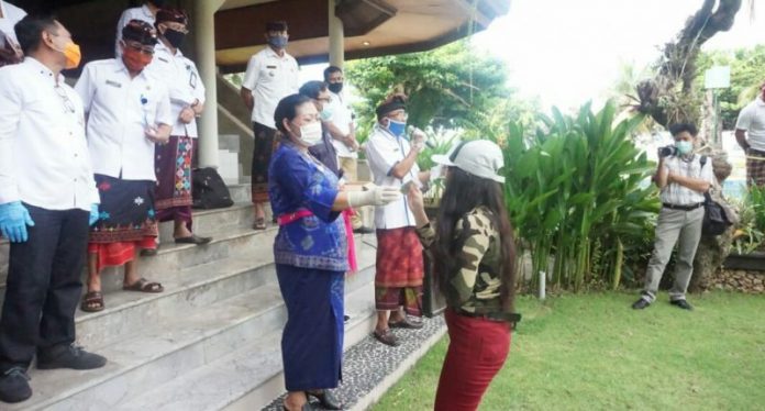 Bupati IGA Mas Sumatri melepas PMI asal Karangasem yang dikarantina dihotel setelah hasil test menunjukan tidak terpapar corona