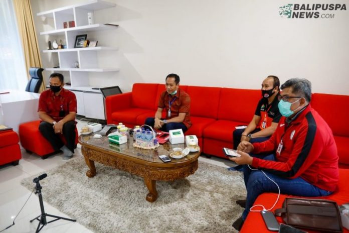 Wabup Suiasa saat mengikuti Rapat Virtual Dewan Pengurus Apkasi dari Rumah Jabatan Wakil Bupati di Puspem Badung, Jumat (15/5).