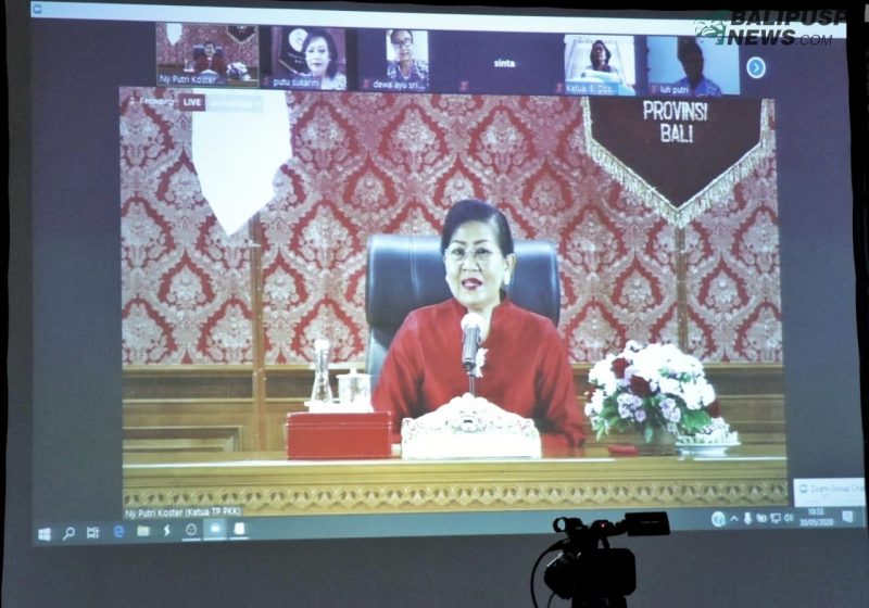Ny Putri Suastini Koster saat membuka Webinar sekaligus HUT Ikatan Bidan Indonesia ke-69.