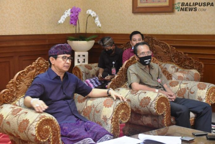 Sekda Adi Arnawa disaat melaksanakan teleconference bersama Dinas Kominfo dan tim smart city, Kamis (14/5).