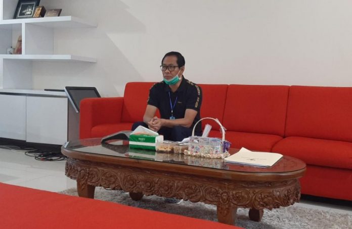 Wabup Suiasa pimpin Rapat Koordinasi melalui vidcon dengan para camat dan perbekel se-Kabupaten Badung di RJ Wakil Bupati Badung, Jumat (1/5).