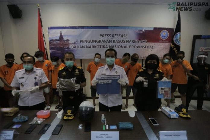 Kepala BNN Provinsi Bali, Putu G. Suastawa bersama dengan Kepala Bidang Penindakan dan Penyelidikan, Sutikno saat lakukan jumpa press pengungkapan kasus tindak pidana narkotika pada, Selasa (23/6/2020)