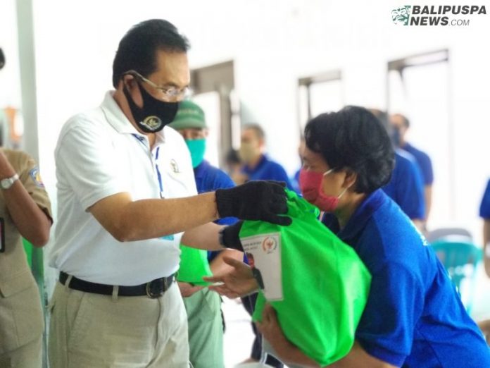 Anggota DPD Dapil Bali AA Gde Agung saat menyerahkan bantuan sembako kepada Anggota KUBE, di Denpasar, Senin (6/7).