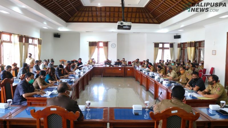Suasana rapat Anggota DPRD Buleleng dengan eksekutif di ruang gabungan komisi DPRD Buleleng