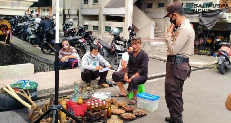 Personil Polres Klungkung melakukan sosialisasi tatanan baru di Pasar Semarapura