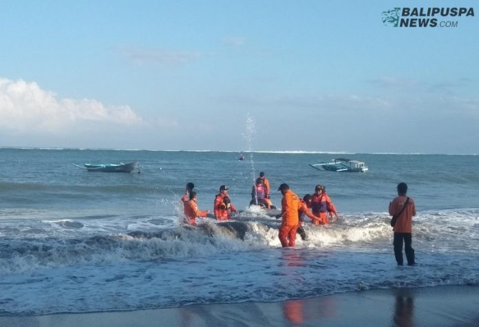 Tim SAR melakukan pencarian di sepanjang bibir Pantai Bolong, Desa Canggu, Kecamatan Kuta Utara, Kabupaten Badung.