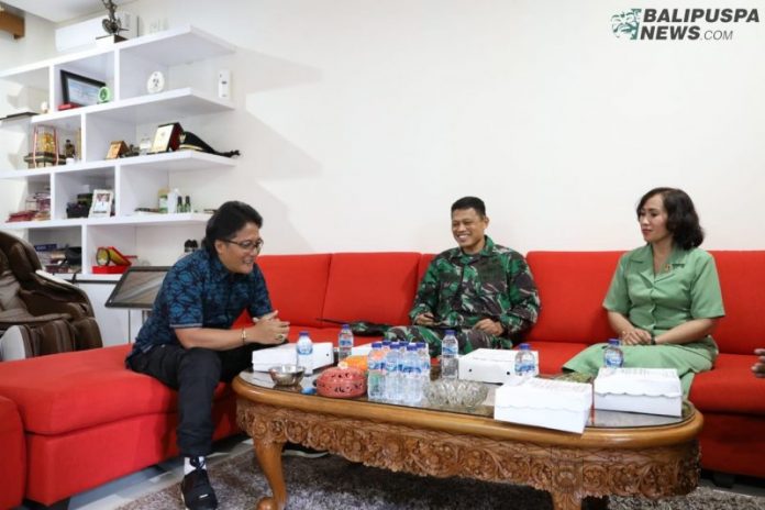 Bupati Giri Prasta saat menerima kunjungan silaturahmi Dandim 1611 Badung Kolonel Inf. I Made Alit Yudana bersama istri di Rumah Jabatan Bupati Badung, Senin (20/7/2020).