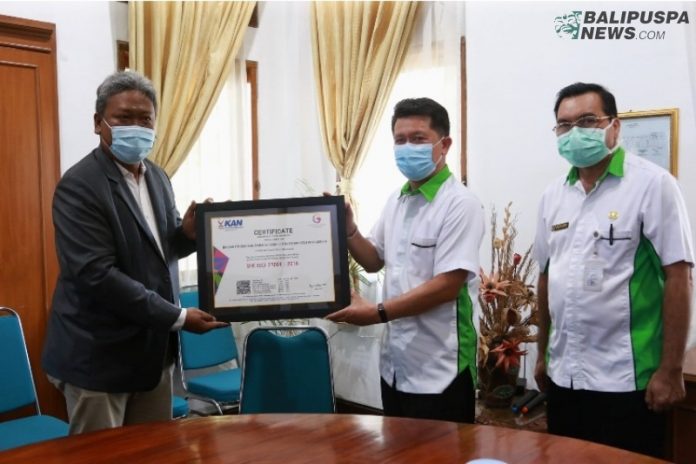 Pemda Klungkung melalui  Bupati Suwirta saat menerima sertifikat Standar Nasional Indonesia SNI ISO 37001 : 2016 