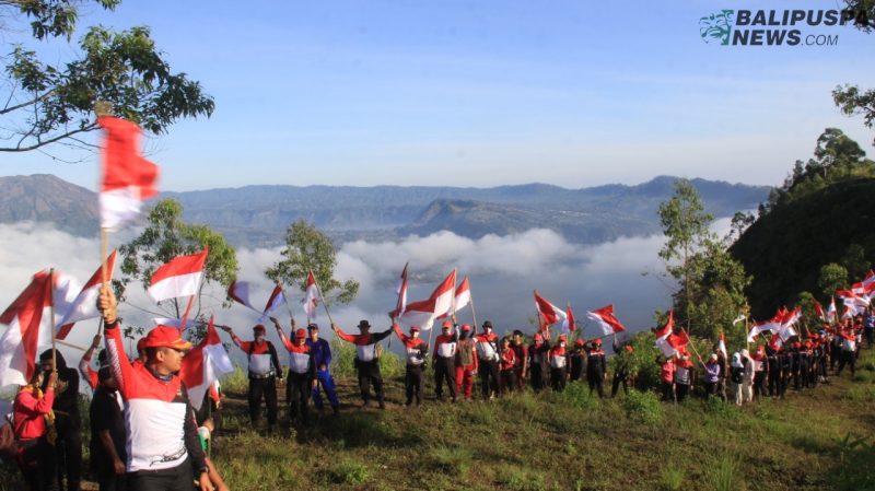 Peringati hari kemerdekaan RI, Polres Bangli kibarkan 75 bendera merah putih di Puncak Gunung Abang