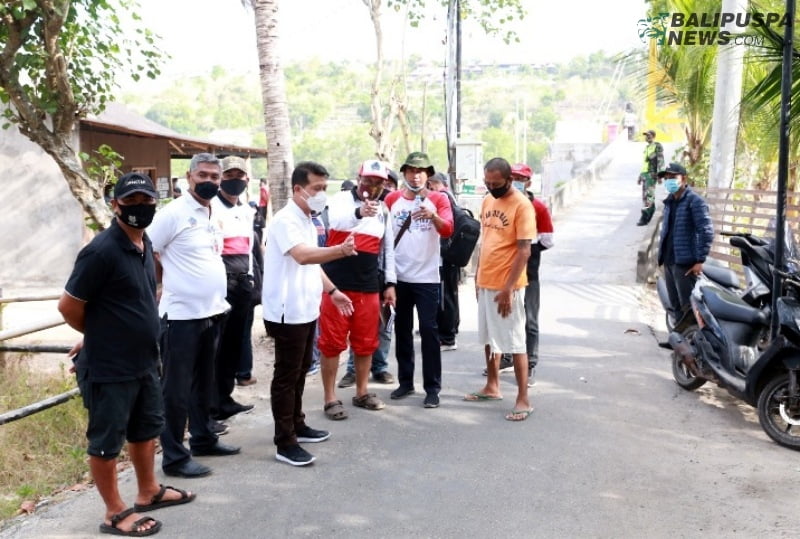 Bupati Suwirta  meninjau lokasi rencana pembangunan jembatan Nusa Ceningan - Nusa Lembongan tersebut.