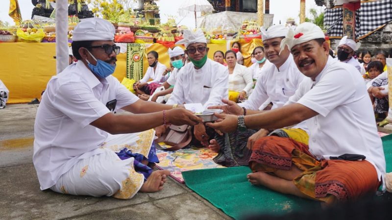 Wabup Made Kasta hadiri pujawali di pura Tunjuk Pusuh Nusa Penida.