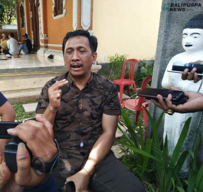 Gede Pasek Suartika (GPS) saat ditemui di rumahnya di Desa Sambangan, Buleleng.