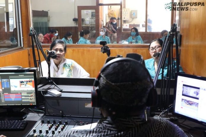 Ketua TP PKK Provinsi Bali sebagai narasumber dialog interaktif di Radio Swara Kini Jani/Global FM Tabanan, Senin (24/8)