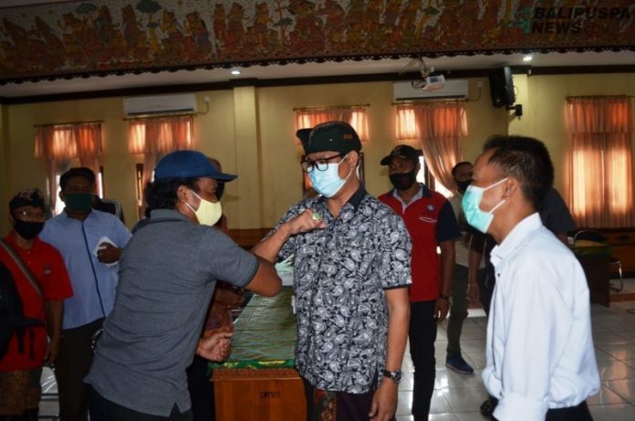 Wabup Suiasa saat memberikan sosialisasi protokol kesehatan Covid-19 di Kantor Camat Abiansemal, Minggu (20/9)