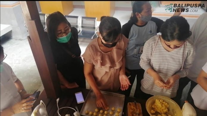 Diskerpus Kabupaten Badung saat melaksanakan Pelatihan Kue Kering bagi masyarakat yang terdampak pandemi Covid-19 di Layanan Perpustakaan “Sastra Mangutama” Kabupaten Badung, Rabu (23/9)